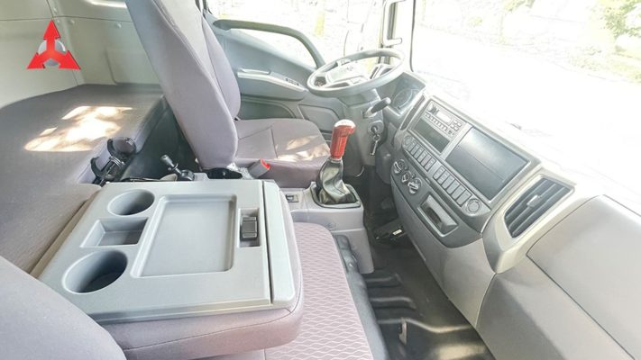 Cabin của Forland X160 được trang bị như một chiếc xe tải đường dài