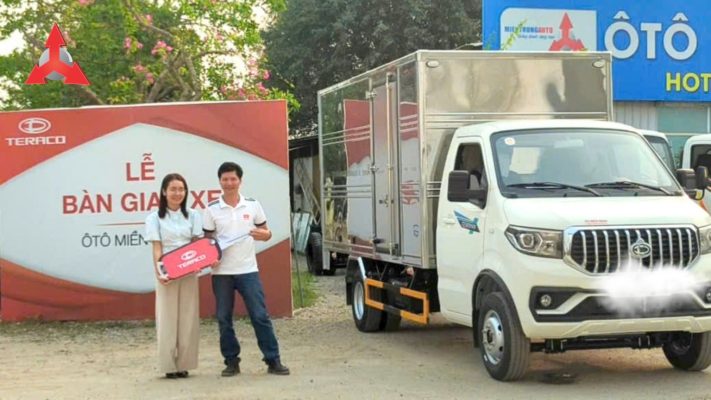 Giao Xe Tải Cho Khách Hàng Tại Đại Lý
