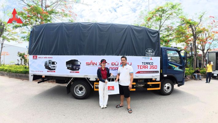 Trao Quà Cho Khách Hàng Trong Sự Kiện